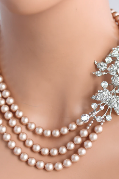 Woman wearing pearl necklace with crystal brooch 5 style tips Your’e Sure to Love for an Unfrogettable Elopement Look