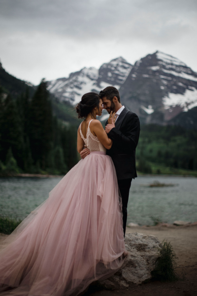 elopement couple with mountains in the background